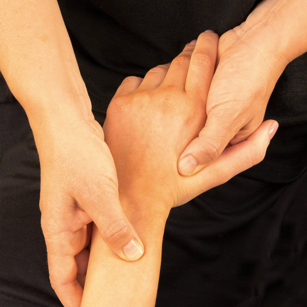 Shiatsu-Behandlung an einer Hand