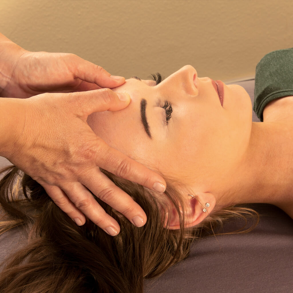 Shiatsu-Behandlung am Kopf
